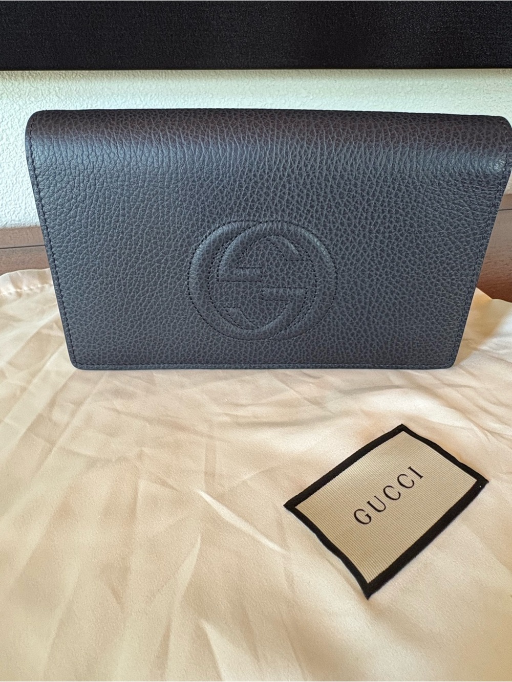 Gucci Navy Pebbled Leather Cross-Body/Clutch with Red & White Side Panels - Picture 11 of 13